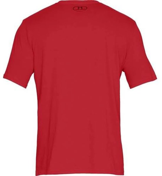 Rood T-shirt met korte mouwen en een zwarte Under Armour logo op de achterkant van de nek.