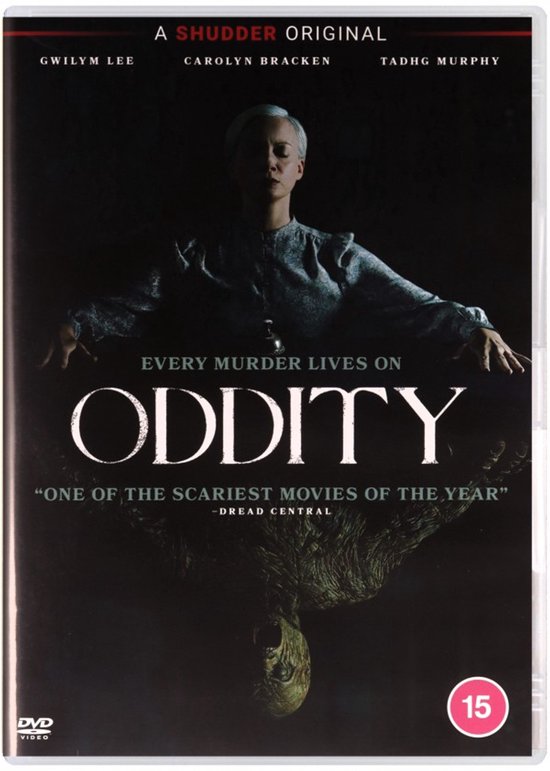 DVD-hoes met de titel 'ODDITY' in grote letters, met een vrouw in een grijs gewaad en een grotesk wezen eronder. Bevat de tekst 'ONE OF THE SCARIEST MOVIES OF THE YEAR'.