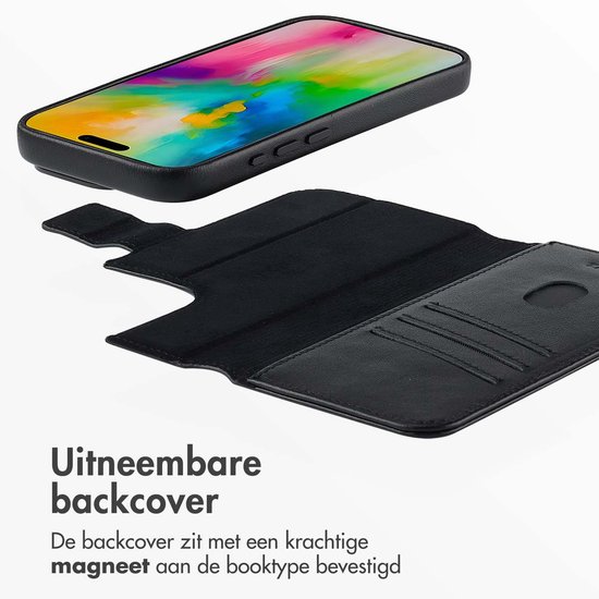 Zwarte book case met uitneembare backcover en magnetische sluiting.