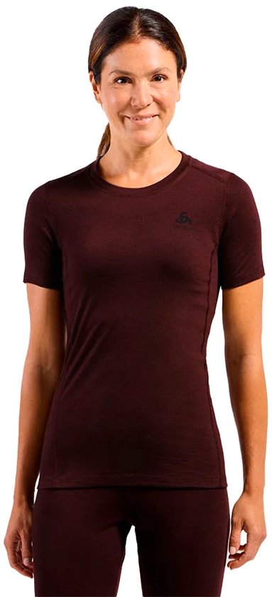 Vrouw in een donkerrode Odlo top met korte mouwen en een ronde hals, met een klein logo op de borst.