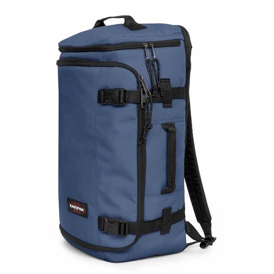 Blauwe Eastpak Carry reistas met zwarte accenten en gespen.