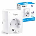 Witte Tapo P110 slimme stekker en de verpakking, die compatibiliteit met Alexa en Google Assistant aangeeft.