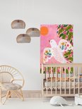 IXXI wanddecoratie met abstracte vogelillustratie naast een babywiegje.