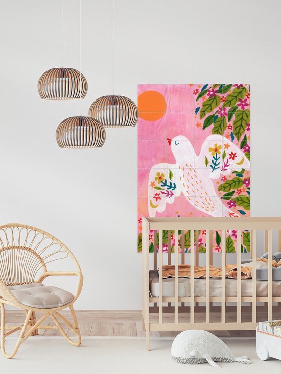 IXXI wanddecoratie met abstracte vogelillustratie naast een babywiegje.