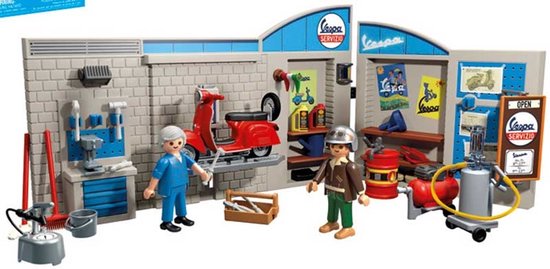 PLAYMOBIL Vespa garage met twee monteurs en rode Vespa scooter.