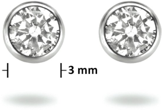 Twee zilveren oorstekers, 3 mm, met een witte zirkonia steen, gezet in een zilveren kastje.