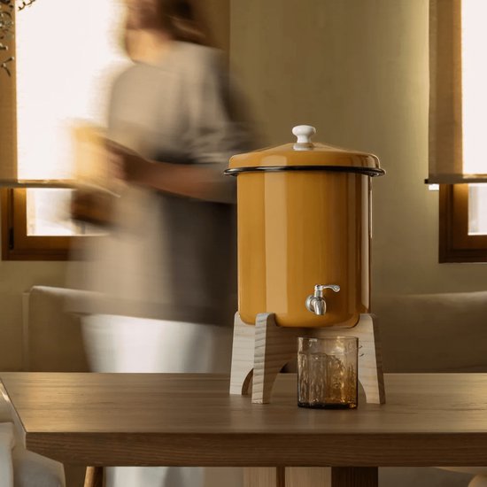 Ecofiltro 5L Geel op houten standaard in keukenomgeving