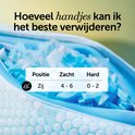Close-up van de binnenkant van een Cloudpillo hoofdkussen, met memory foam vlokken. Tabel: Positie Zij: Zacht 4-6, Hard 0-2. Tekst: Hoeveel handjes kan ik het beste verwijderen?