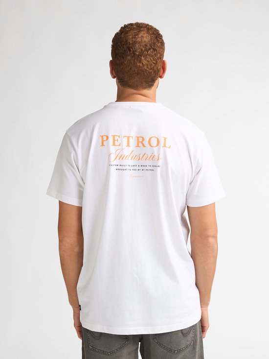 Wit T-shirt met oranje opdruk op de rug: PETROL Industries, CUSTOM BUILT TO LAST & MADE TO ENDURE, BROUGHT TO YOU BY BY PETROL, Raceway.