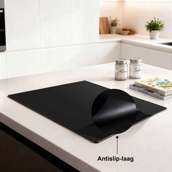 Zwarte kookplaatbeschermer met antislip onderlaag.