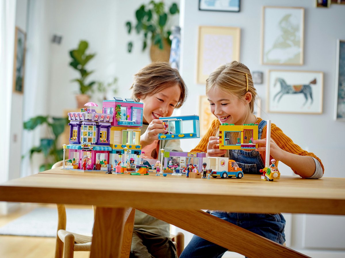LEGO Friends Hoofdstraatgebouw - 41704 — afbeelding 2