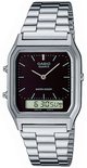 Montre argentée avec bracelet métallique, cadran noir, affichage analogique et numérique, sur bracelet argenté.