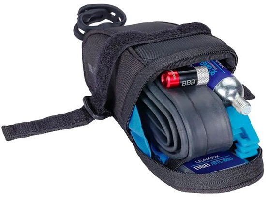 Zwarte zadeltas, open met reserveband, CO2-patroon, multitool en bandenlichters.