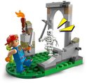 Scène de jeu LEGO Fortnite avec une figurine attaquant un squelette.