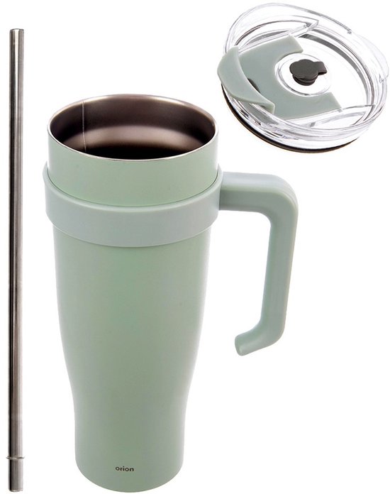 Een lichtgroene thermosbeker met zilveren rietje, los deksel en handvat, op een witte achtergrond.