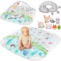 Een baby zit op een speelmat met boog en speeltjes. De mat heeft een waterdiertjes print. Naast de mat liggen losse speeltjes en een baby.