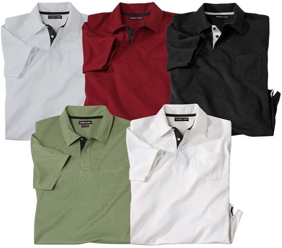 Vijf Atlas For Men polo's: wit, bordeauxrood, zwart, olijfgroen en wit, met borstzakken en donkere kragen.