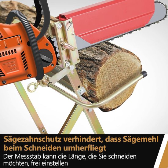 Kettingzaag op zaagbok met houten stam. Zaagbescherming voorkomt opspattend zaagsel. Instelbare lengte.