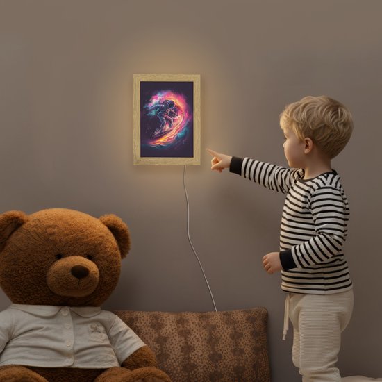 Nachtlampje 15x20 cm - Kinder lampje - Astronaut - Ruimte - Surfen - Kleurrijk - Tafellamp kinderkamer - Slaapkamer lamp - Bedlamp kinderen - Kinderlampje stopcontact - Wandlamp babykamer - Nachtlampjes van Merkloos — afbeelding 5