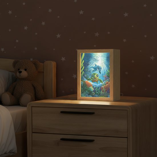 Nachtlampje 15x20 cm - Kinder lampje - Schildpad - Dolfijn - Oceaan - Tafellamp kinderkamer - Slaapkamer lamp - Bedlamp kinderen - Kinderlampje stopcontact - Wandlamp babykamer - Nachtlampjes van Decopatent — afbeelding 2