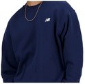 Close-up van donkerblauwe New Balance trui met wit logo op de borst.