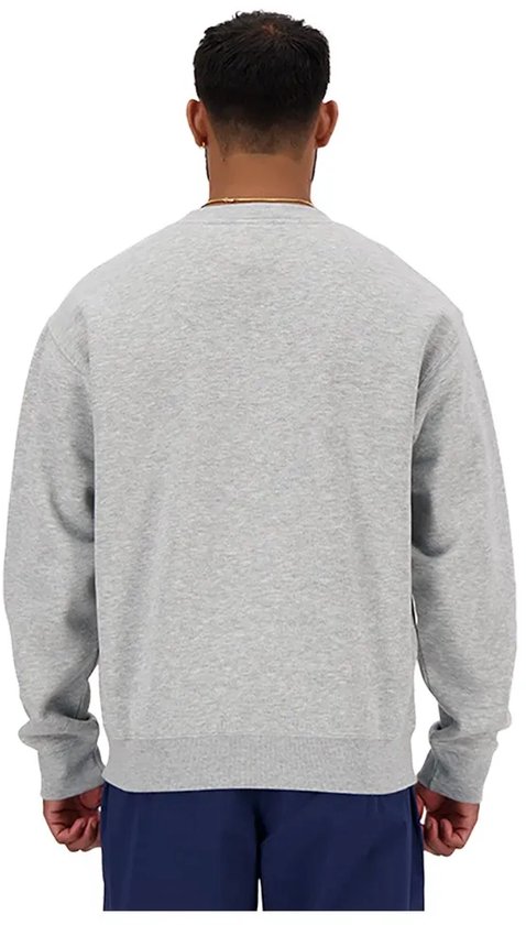 Achteraanzicht van een man in een grijze New Balance sweater.