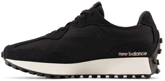 Zwarte New Balance 327 sneaker met 'new balance' op de zijkant en witte zool.