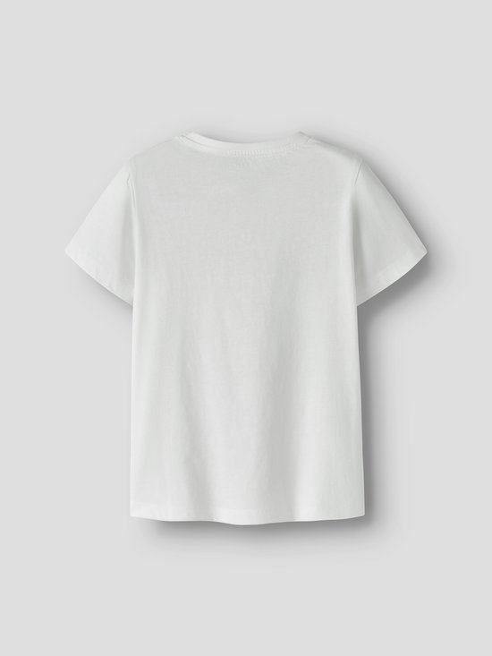 Een witte, korte mouwen T-shirt met een ronde hals.