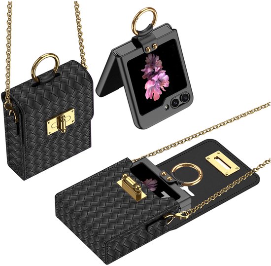 Étui de téléphone noir tressé avec chaîne et anneau dorés, à côté d'une coque de téléphone ouverte.