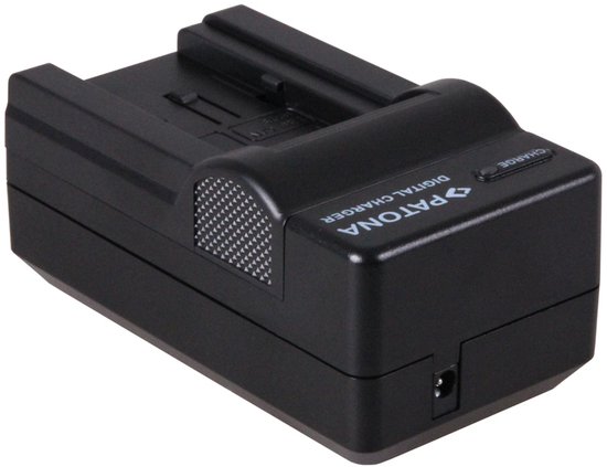 Zwarte Patona digitale oplader met een sleuf voor een batterij en een DC-ingang. Met "CHARGE" indicatielampje.
