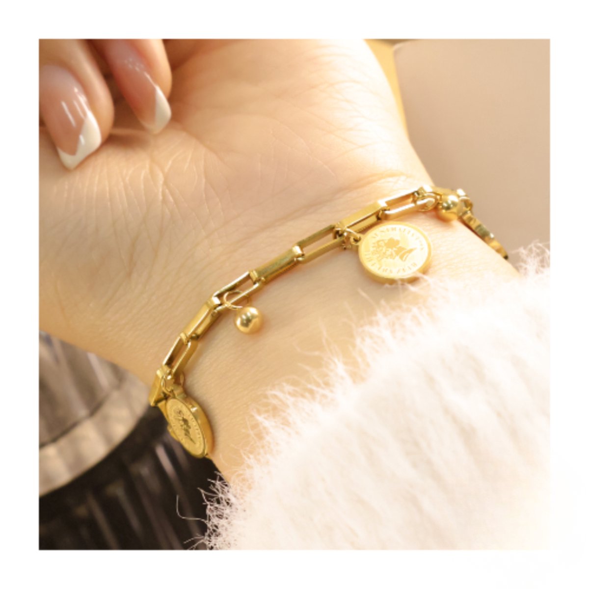 Goudkleurig - Armband - Drie munt bedels - Verstelbaar - Roestvrij Staal - Trendy & Elegant - 17,5 cm + 5 cm - Dames