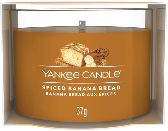Yankee Candle geurkaars, Spiced Banana Bread, met een afbeelding van bananenbrood, kaneel en kruiden. De kaars is bruin.