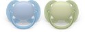Twee fopspenen, één blauw en één lichtgroen, met transparante spenen en blauwe en lichtgroene randen.