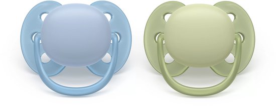 Twee fopspenen, één blauw en één lichtgroen, met transparante spenen en blauwe en lichtgroene randen.