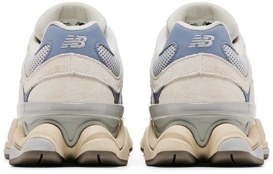 Achterkant van beige en lichtblauwe New Balance sneakers met 'NB' logo op de hiel.