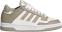 Zijaanzicht van een witte lage sneaker met taupe Adidas strepen, veters en witte zool.