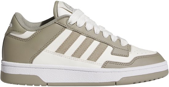 Zijaanzicht van een witte lage sneaker met taupe Adidas strepen, veters en witte zool.