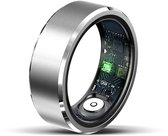 Zilveren smart ring met zichtbare interne printplaten en een groen lichtje op een witte achtergrond.