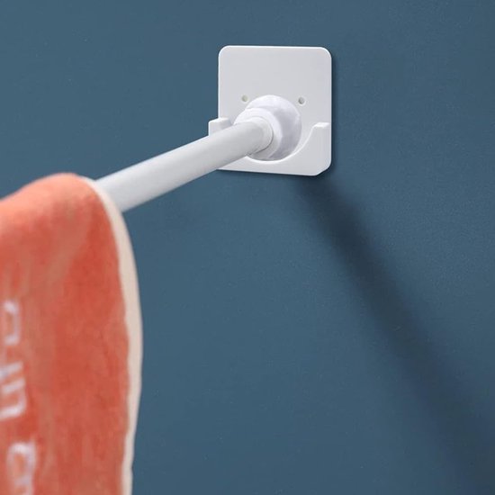 Witte douchegordijnroede met oranje handdoek, bevestigd aan witte muurbevestiging.