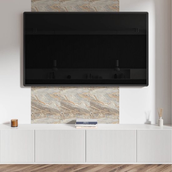 Grijze marmerlook tegelwand achter een televisie en witte kast.