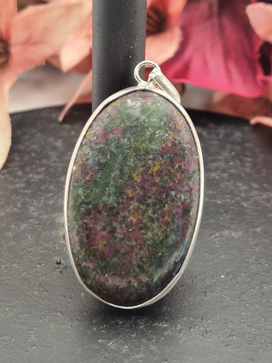 Edelsteen Robijn in Kyaniet hanger ingezet in 925 Sterling zilver