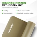 Legergroene Tunturi yogamat, anti-slip en waterafstotend. Rolt op.