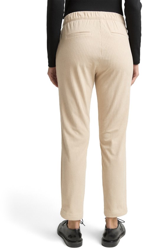Achterzicht van een beige corduroy broek met rechte pijpen.