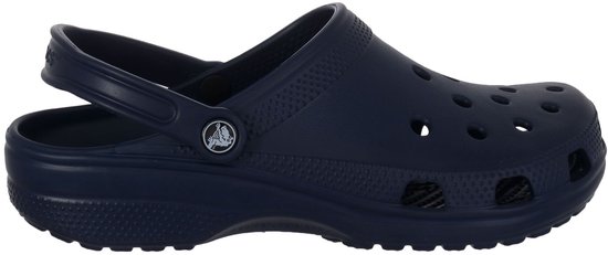 Profil latéral d'un sabot Crocs bleu marine.