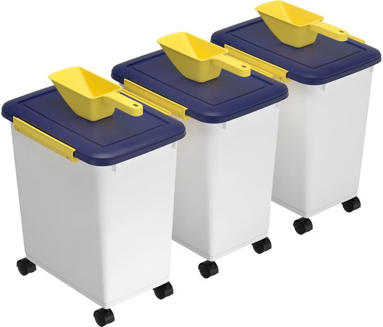 Drie witte voorraadcontainers met blauwe deksels, gele schepjes en wielen.