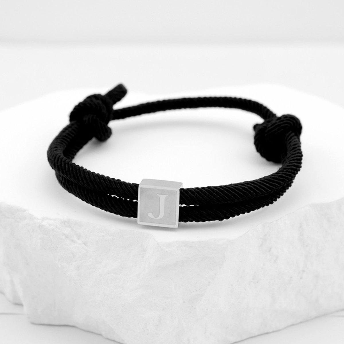 Handgeweven armband met hanger van roestvrij staal, letterarmband, zwarte gevlochten armband, verstelbaar, letter J