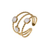 Goudkleurige, verstelbare ring met drie witte, vierkante steentjes en gedraaide bandjes.