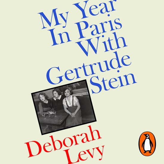 Boek "My Year In Paris With Gertrude Stein" van Deborah Levy. De titel staat in blauwe letters op een crèmekleurige achtergrond. Een zwart-witfoto van drie vrouwen aan een tafel is schuin geplaatst. Rechtsonder het Penguin logo.