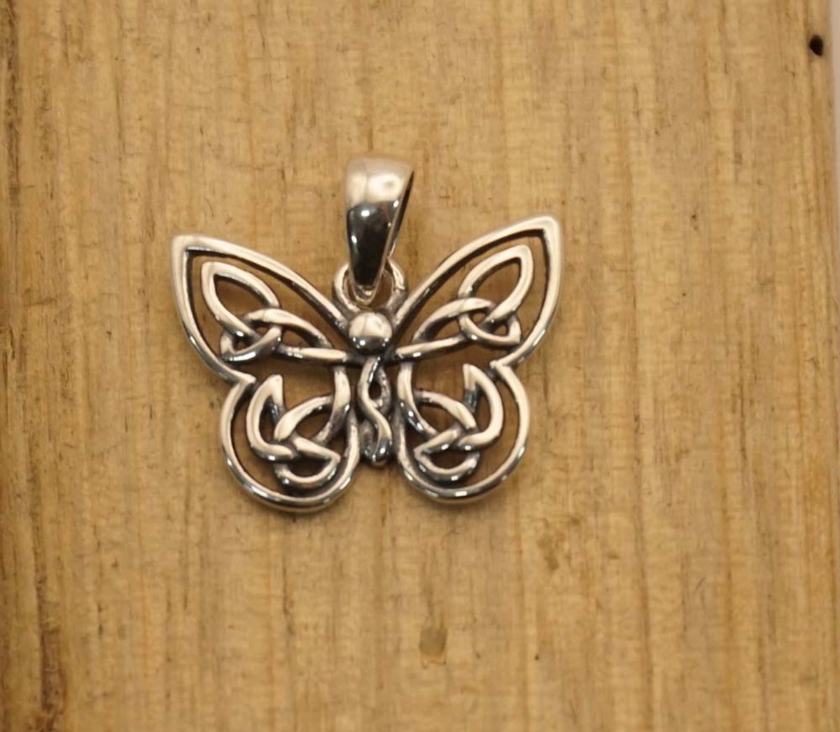 Zilveren hanger vlinder - vlinder hangertje van 925 zilver - kleine vlinder hangertje - pendant butterfly zilver - sierlijke vlinder hangertje - butterfly hangertjes van zilver - bedel voor aan ketting van vlindertje