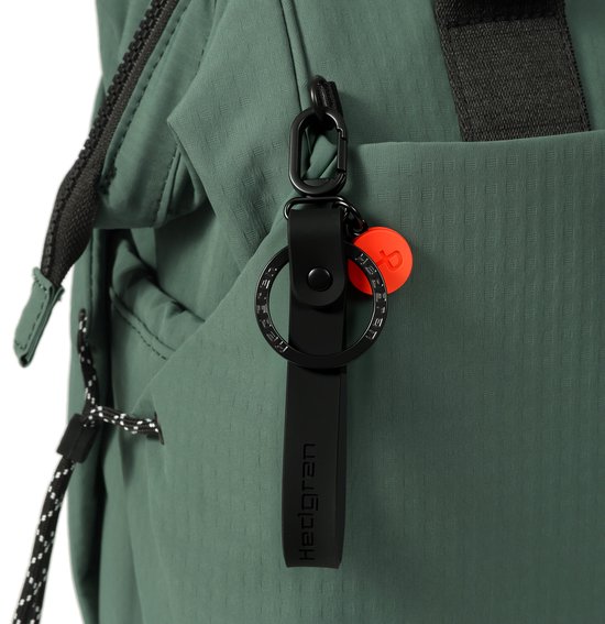 Groene Hedgren rugzak met detail van sleutelhanger met rood accent en logo.